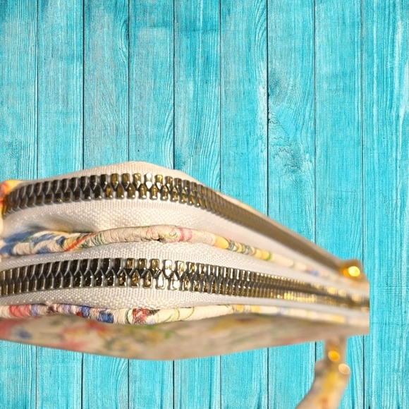 Betsey Johnson Feminine Floral Y2K Large Wristlet Pouch - Picture 6 of 7